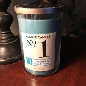 BEAND NEW YANKEE CANDLE. COCONUT AND SEA BREEZE.